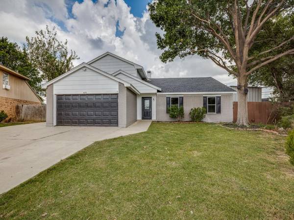 6201 Nicole Court,  Arlington,  TX 76002