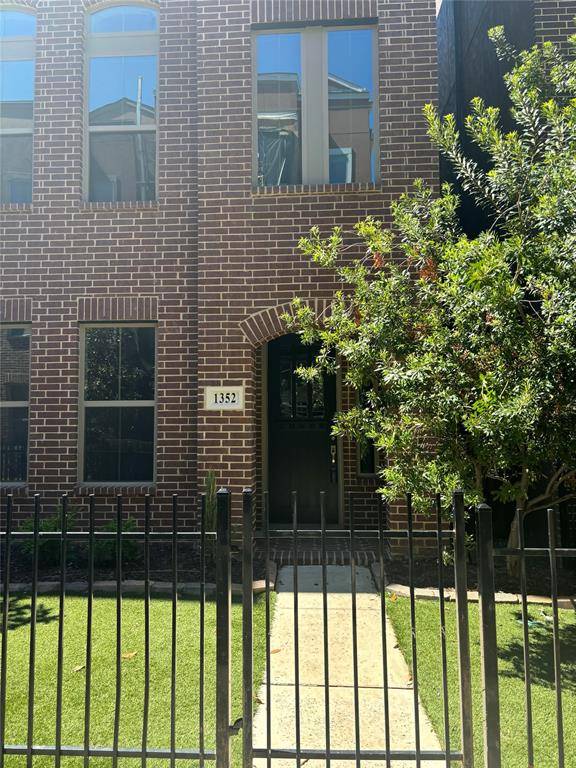 1352 Branchwood Place, Dallas, TX 75215