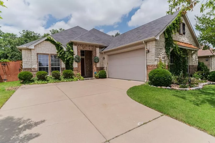 2727 Meadow Lake Drive, Grand Prairie, TX 75050