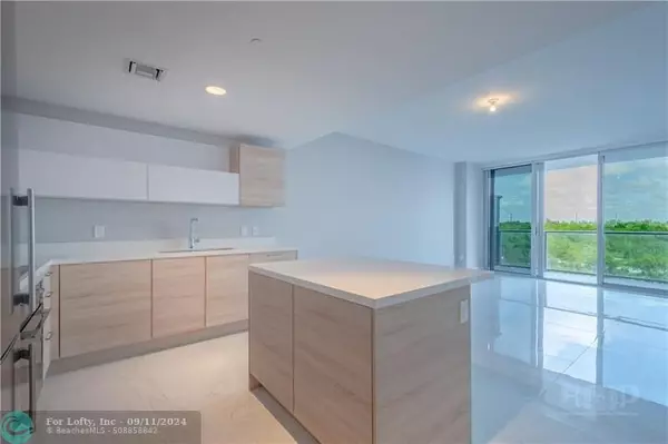 16385 Biscayne Blvd  #405, Aventura, FL 33160