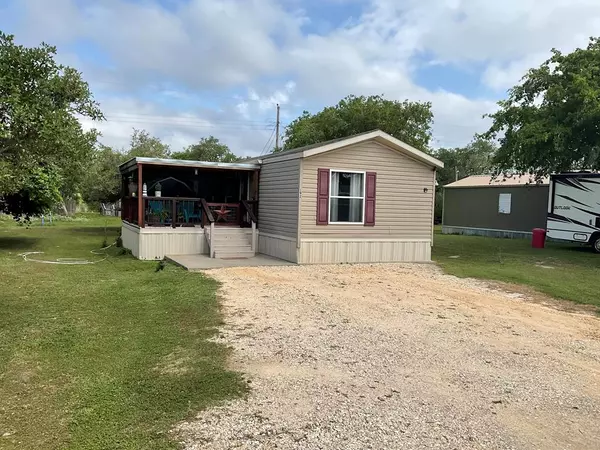 192 Grapevine Dr, Rockport, TX 78382