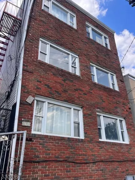 111 Pine St #3, Elizabeth City, NJ 07206