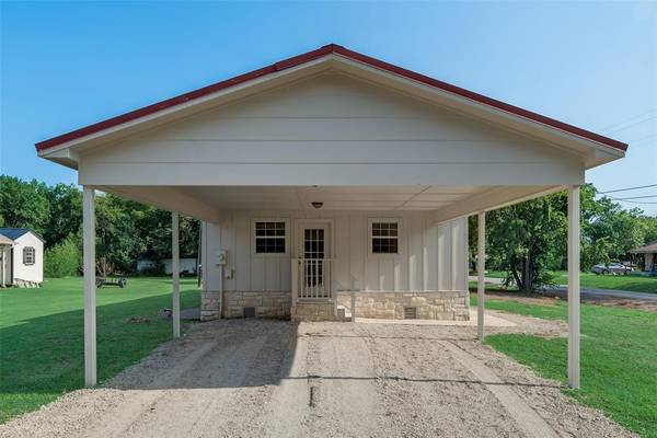 625 S Houston Street,  Wolfe City,  TX 75496