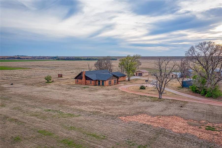 21462 E 1010 Road, Foss, OK 73647