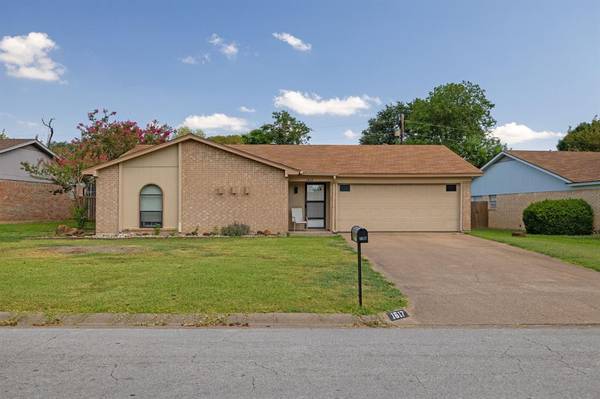 1617 S Timber Court, Benbrook, TX 76126