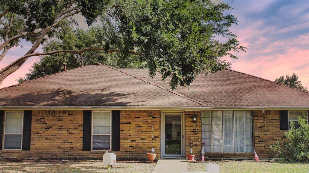 1922 Middle Glen Drive, Carrollton, TX 75007