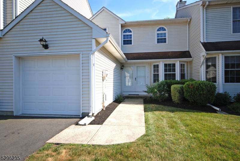 7 Iroquois Trl, Branchburg Twp., NJ 08876