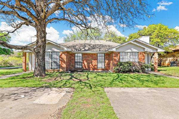 103 Oakwood Lane,  Kennedale,  TX 76060