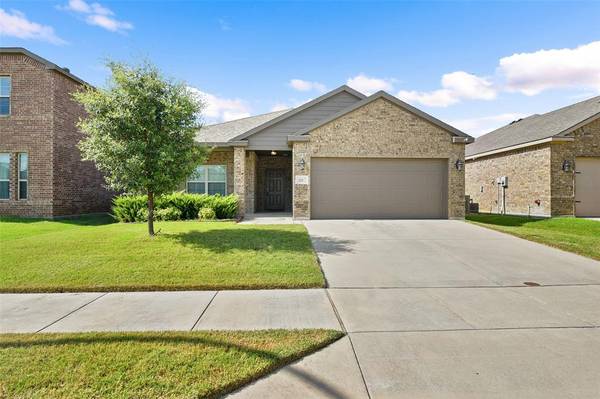 329 Marble Creek Drive, Fort Worth, TX 76131