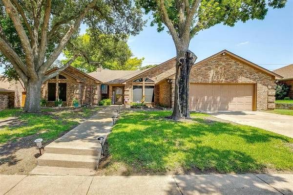 10152 Wandering Way Street, Benbrook, TX 76126