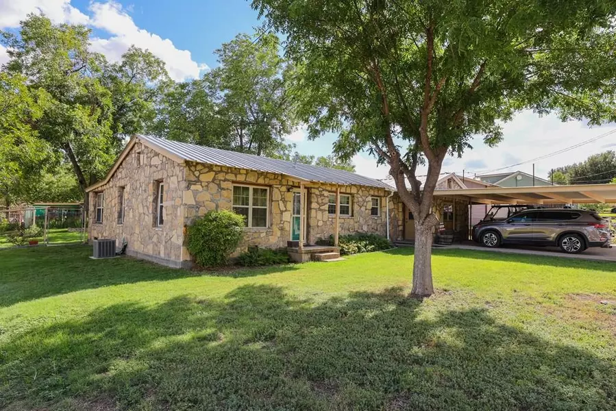 1107 Beall St, Ozona, TX 76943