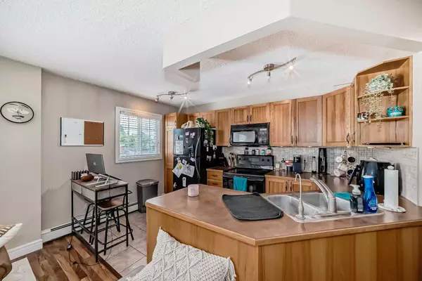 Calgary, AB T2S 0V4,117 38 AVE SW #203