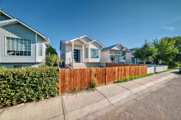 Calgary, AB T2B 2V8,251 Erin Meadow Close SE