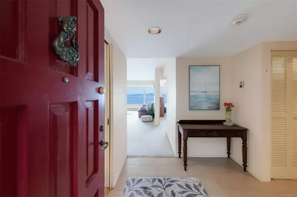 Oak Bay, BC V8S 2N4,1211 BEACH Dr #105