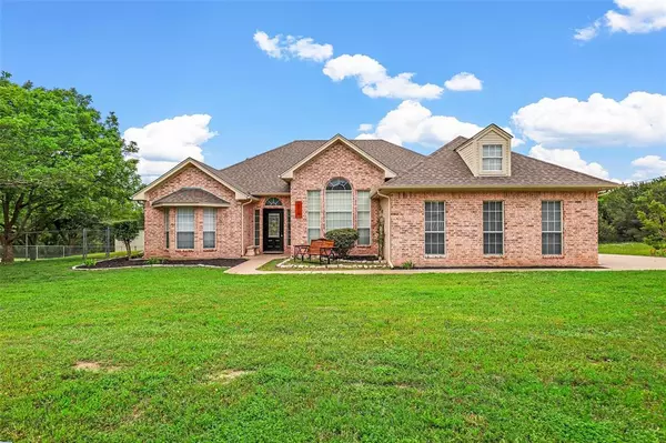 214 Knob Hill Drive, Granbury, TX 76048