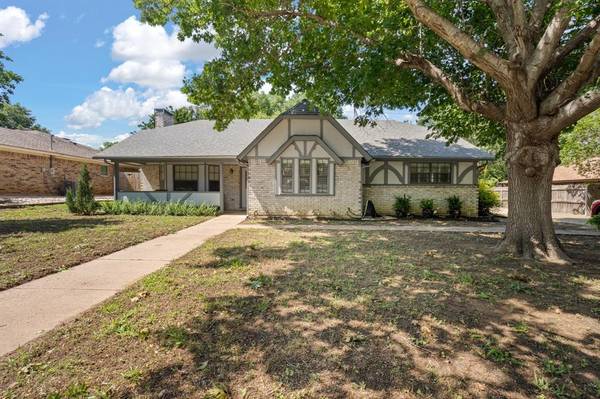 221 NE Shady Oaks Drive, Burleson, TX 76028