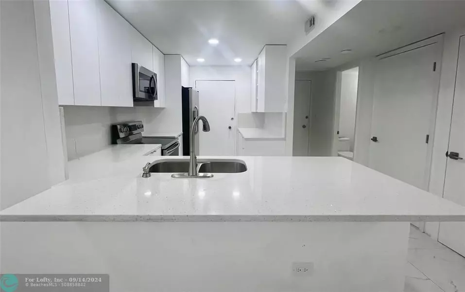 5555 Collins Ave  #14C, Miami Beach, FL 33140