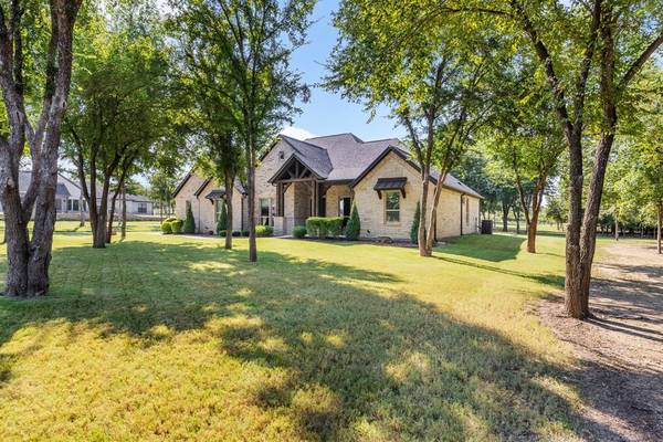 Azle, TX 76020,208 Deer Glade Court