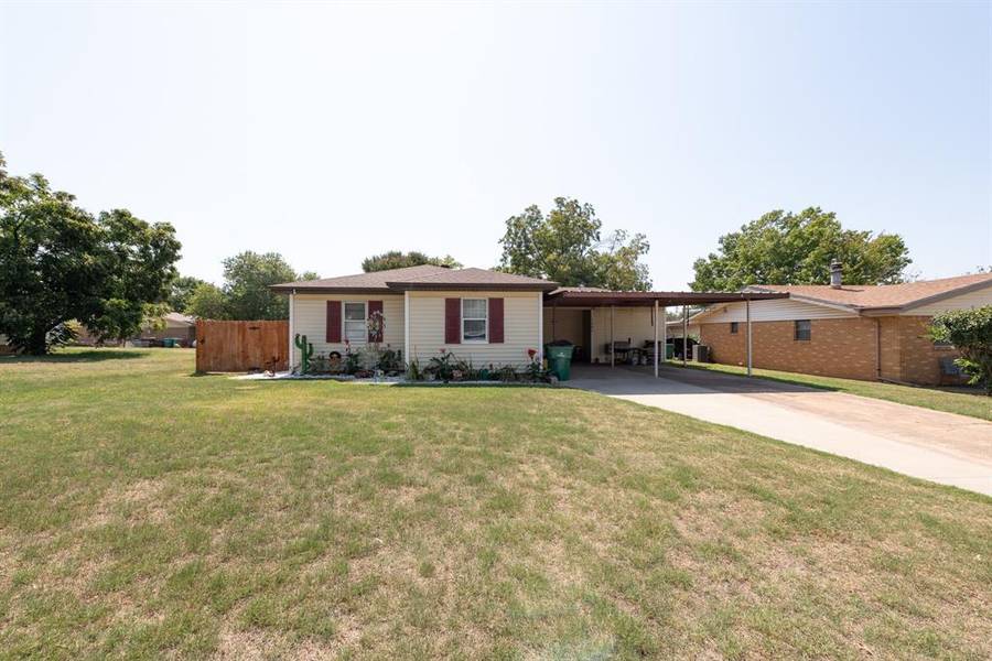 1005 E Wichita Street, Henrietta, TX 76365