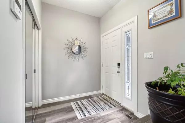 Calgary, AB T3B 4T6,364 Silvergrove PL NW