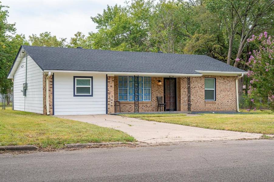 1106 W Jackson, Clarksville, TX 75426