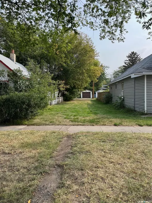 320 J AVENUE S, Saskatoon, SK S7M 2A5