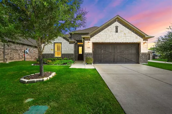 1018 W Villas Court, Lewisville, TX 75067