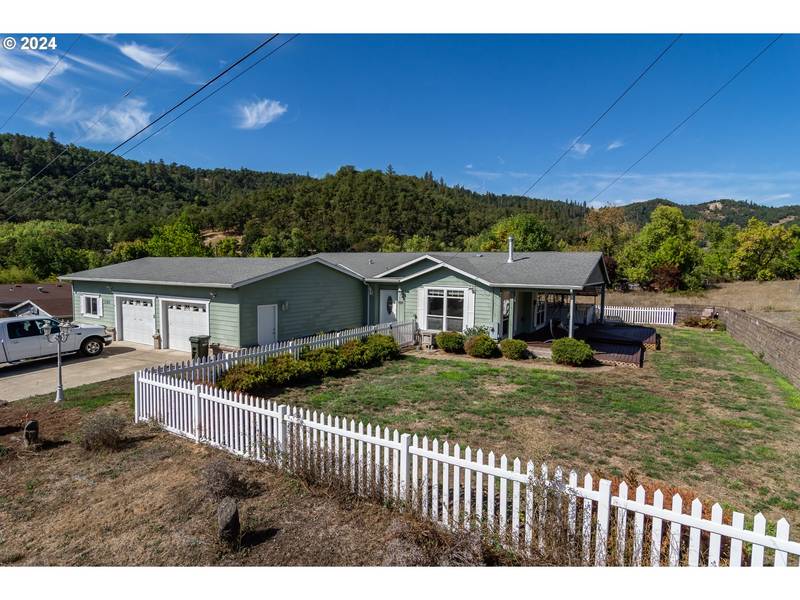 1189 NE RIFLE RANGE ST, Roseburg, OR 97470