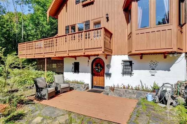 Calabogie, ON K0J 1H0,31 VIEWMOUNT DR