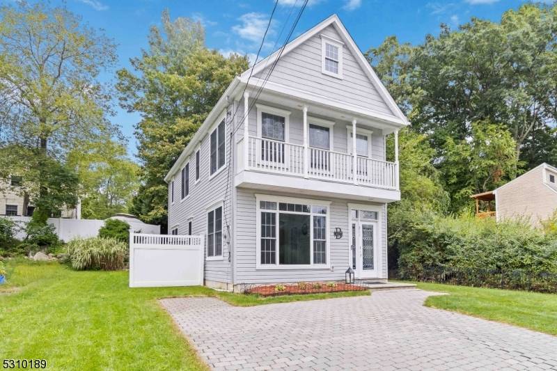 211 W End Ave, Hopatcong Boro, NJ 07843