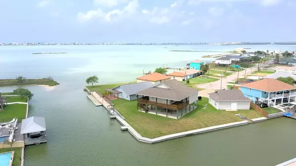 146 Lakeshore Dr., Rockport, TX 78382