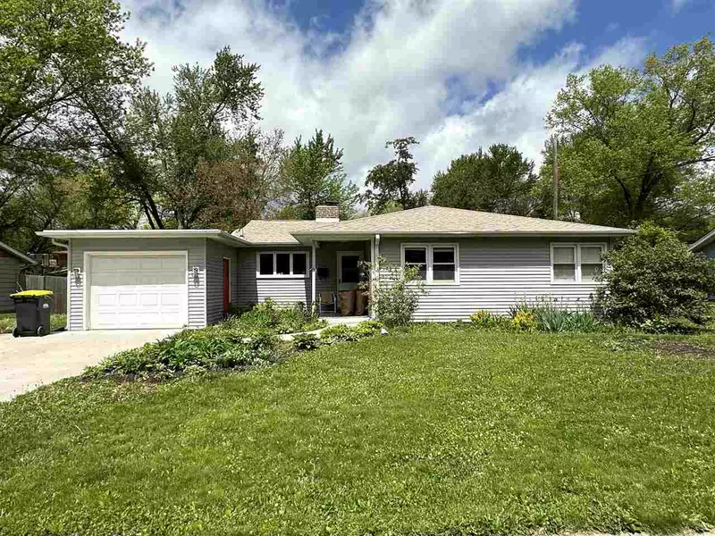 2710 Friendship St, Iowa City, IA 52245