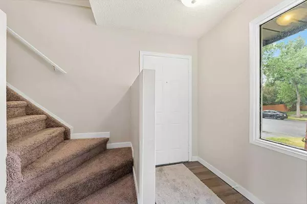 Calgary, AB T2J 5Z2,14672 Deer Run DR SE