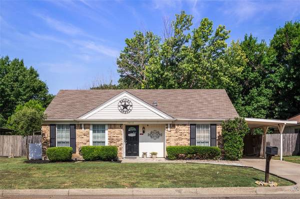 7013 Sunnybank Drive, Fort Worth, TX 76137