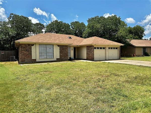 1030 Kane Street, Benbrook, TX 76126