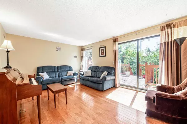 Calgary, AB T2W 3L3,307 Woodvale CRES SW