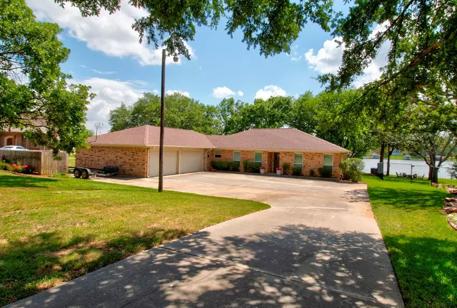 735 Kiowa Drive W, Lake Kiowa, TX 76240