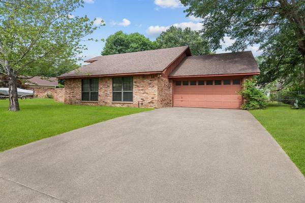 403 Edgewood Lane,  Wake Village,  TX 75501