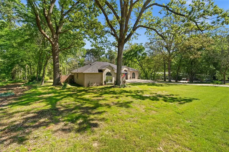 1804 W Lake Drive, Gladewater, TX 75647