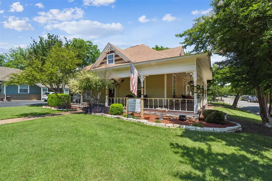 404 W Bridge Street, Granbury, TX 76048