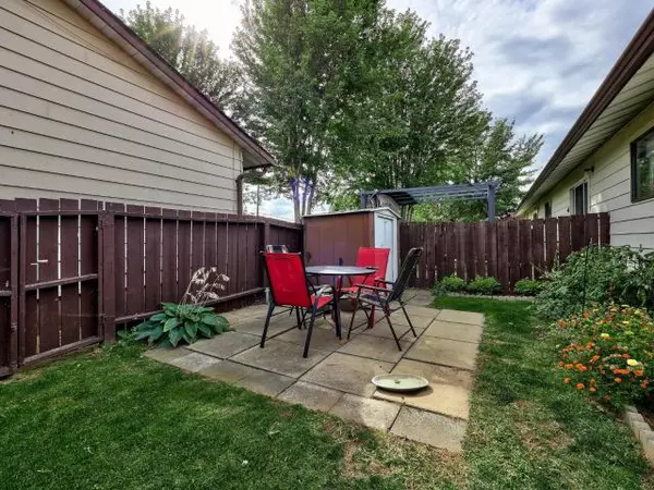 Kamloops, BC V2B 5K4,3 840 DESMOND STREET