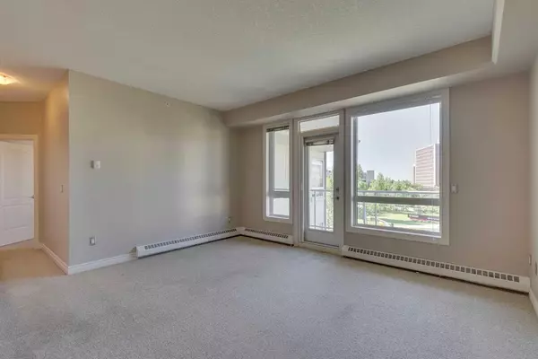 Calgary, AB T2L 0Y2,3111 34 AVE NW #426