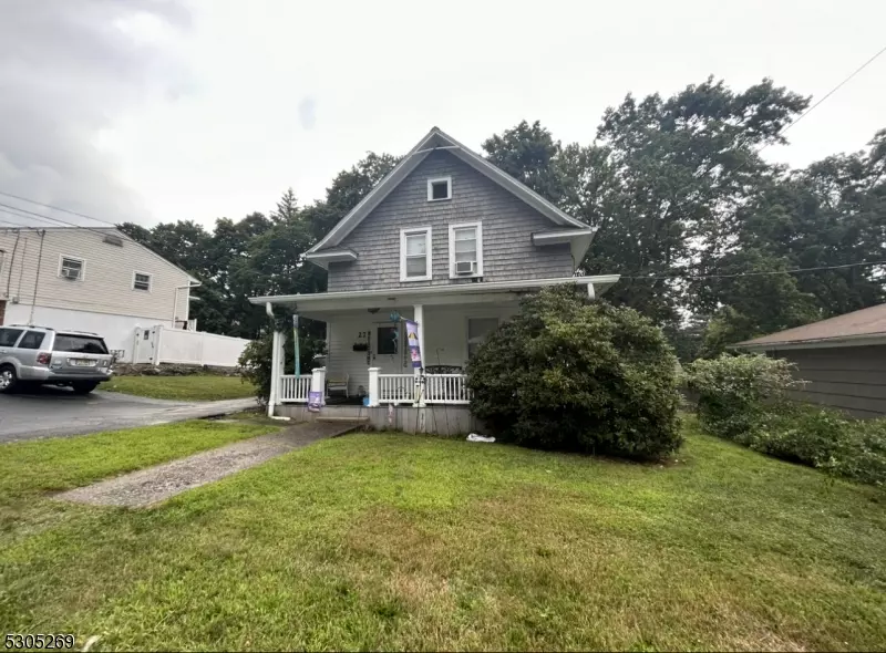 27 Kearney St, Dover Town, NJ 07801