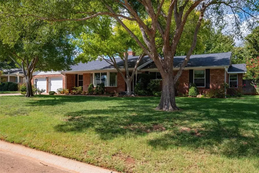 1603 Drakestone Avenue, Nichols Hills, OK 73120