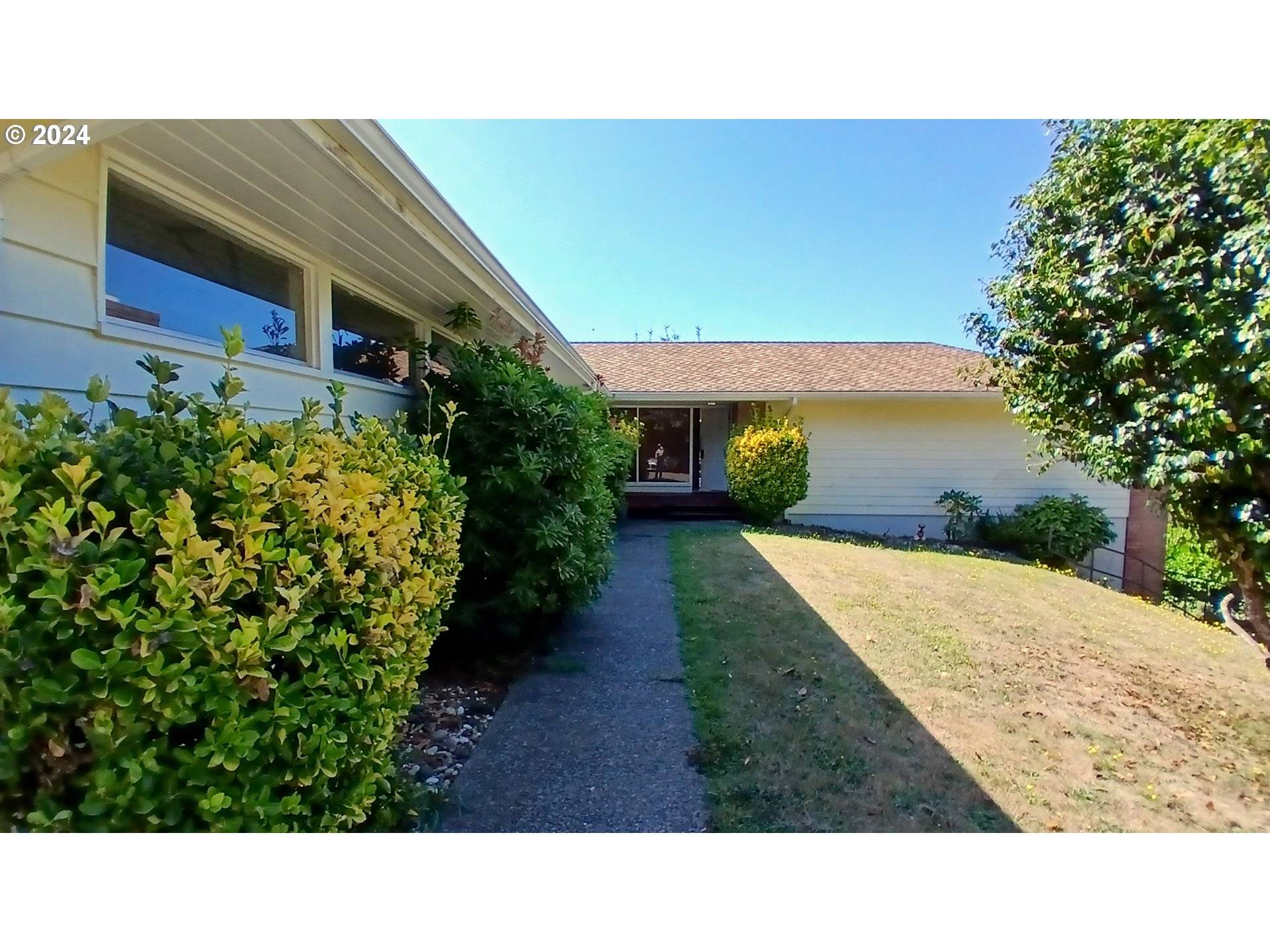 North Bend, OR 97459,66681 Hummingbird LN
