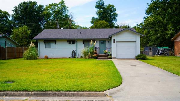 806 Edgewood Street, Wolfe City, TX 75496