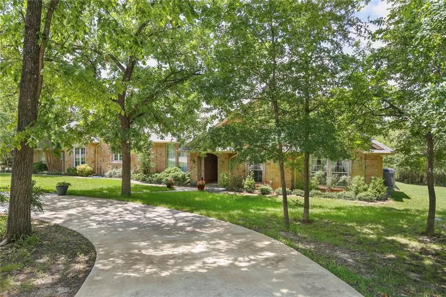 901 Bosque Court, Fort Worth, TX 76108