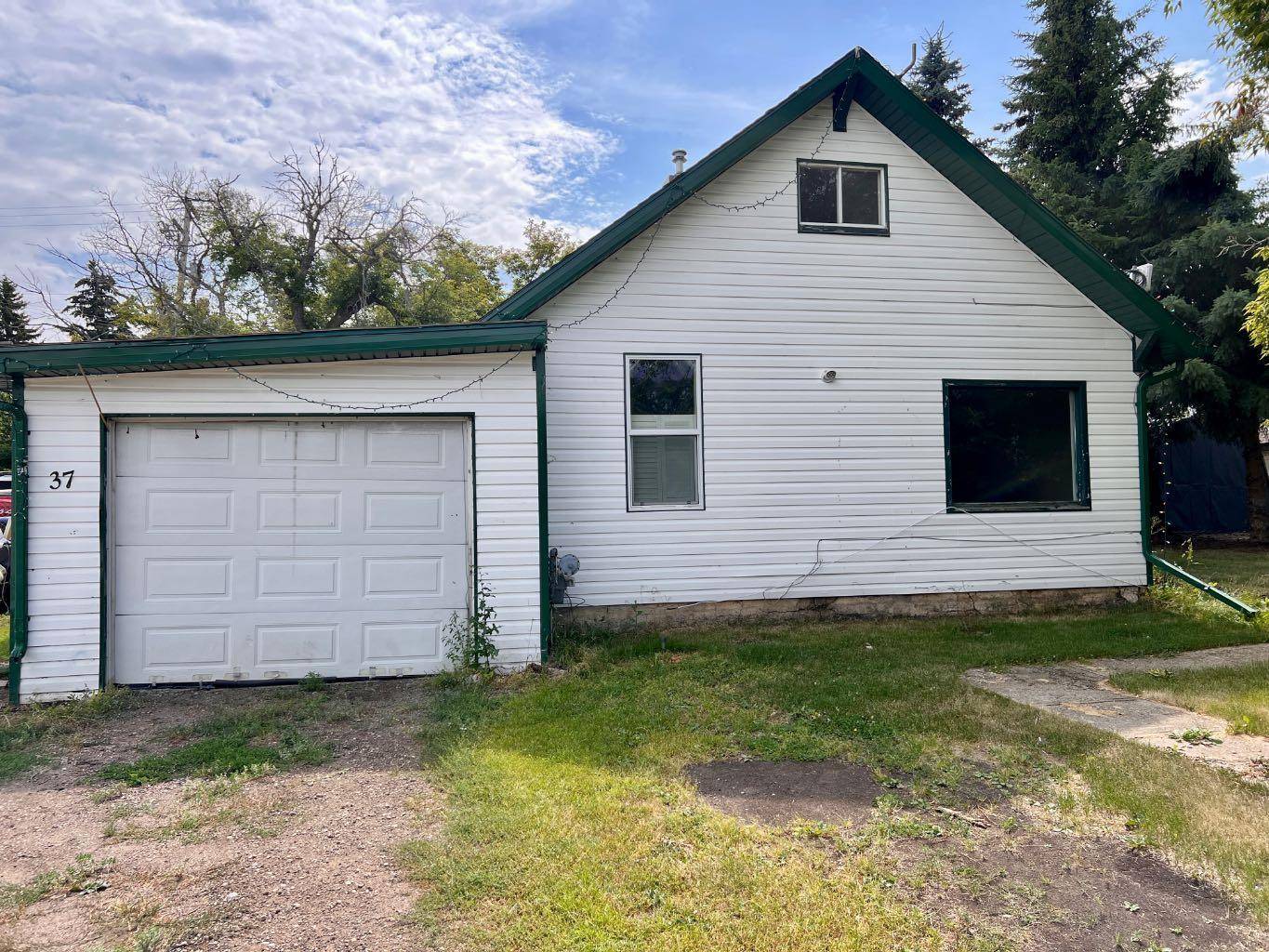37 Selkirk AVE,  Hughenden,  AB T0B 2E0