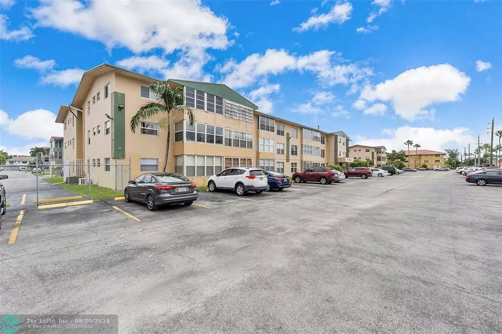 Hialeah Gardens, FL 33016,110 Royal Palm Rd  #211