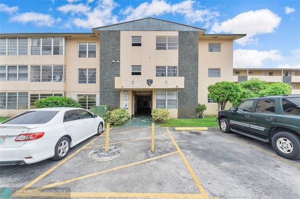 Hialeah Gardens, FL 33016,110 Royal Palm Rd  #211